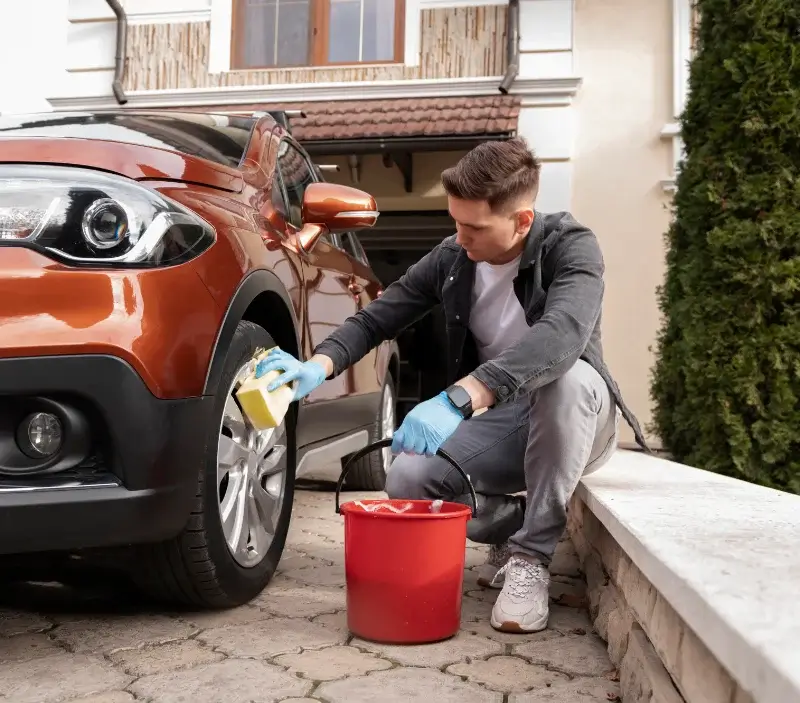 Lavage auto à domicile Thouars-sur-Garonne : professionnel intervenant sur un véhicule